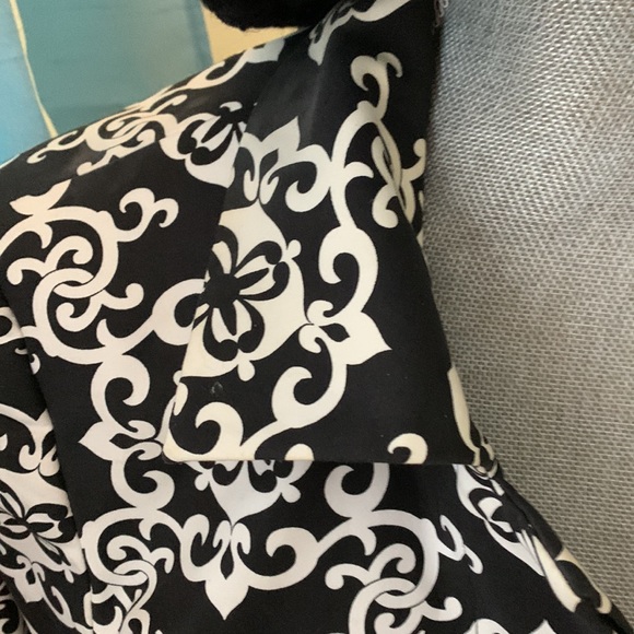 Stylish rain jacket with black and white pattern - Picture 3 of 6